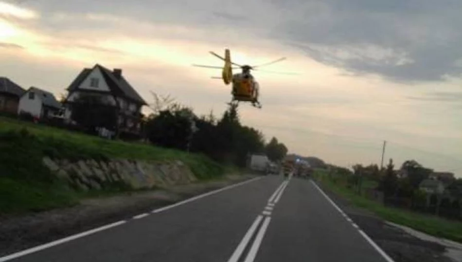 Zderzenie na 'krajówce', ranny motocyklista zabrany przez LPR. Śmigłowiec lądował na drodze - zdjęcie 1