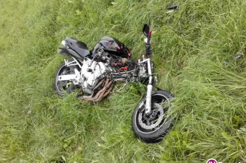 Zderzenie na 'krajówce', ranny motocyklista zabrany przez LPR. Śmigłowiec lądował na drodze - zdjęcie 2