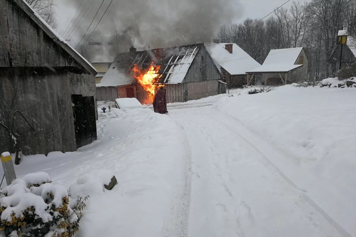 Pożar budynku mieszkalnego - jedna osoba poparzona