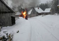 Pożar budynku mieszkalnego - jedna osoba poparzona - zdjęcie główne