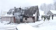 Pożar budynku mieszkalnego - jedna osoba poparzona - zdjęcie 2