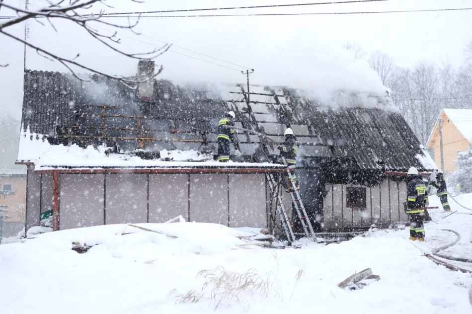 Pożar budynku mieszkalnego - jedna osoba poparzona - zdjęcie 4