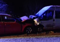 Dwie osoby ucierpiały w czołowym zderzeniu. Kierowca prawdopodobnie zasnął "za kółkiem" - zdjęcie główne