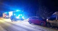 Dwie osoby ucierpiały w czołowym zderzeniu. Kierowca prawdopodobnie zasnął "za kółkiem" - zdjęcie 2
