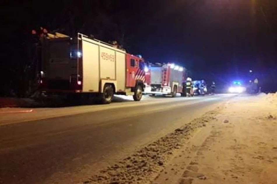 Dwie osoby ucierpiały w czołowym zderzeniu. Kierowca prawdopodobnie zasnął "za kółkiem" - zdjęcie 3