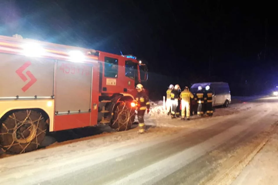 Dwie osoby ucierpiały w czołowym zderzeniu. Kierowca prawdopodobnie zasnął "za kółkiem" - zdjęcie 4