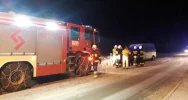 Dwie osoby ucierpiały w czołowym zderzeniu. Kierowca prawdopodobnie zasnął "za kółkiem" - zdjęcie 4