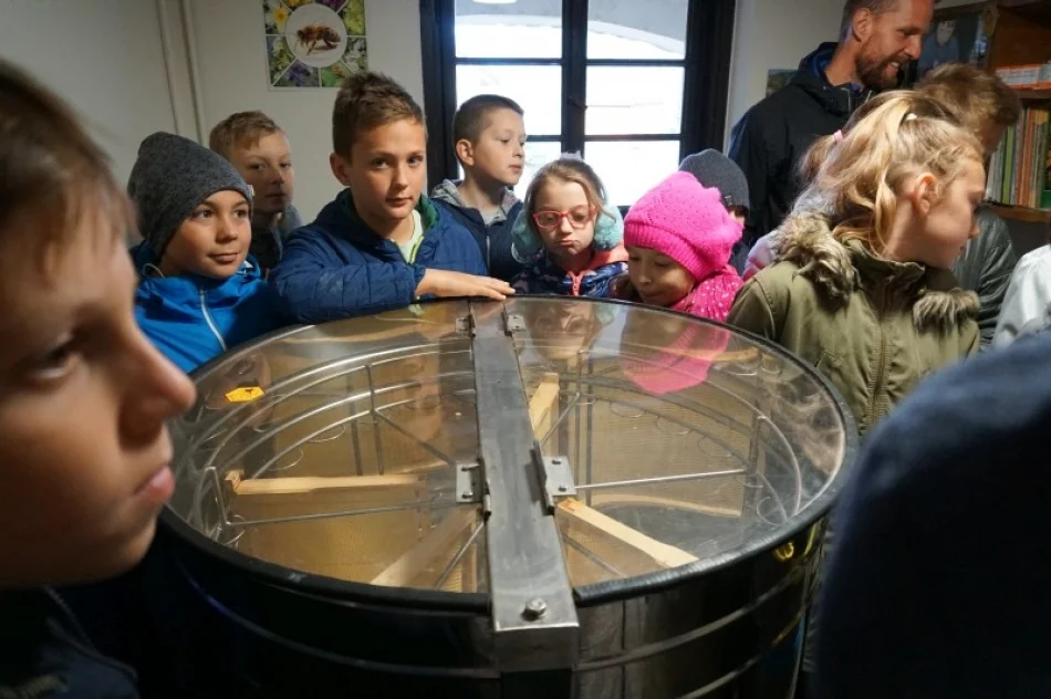 Pierwsze zajęcia edukacyjne w zagórzańskiej pasiece - zdjęcie 12