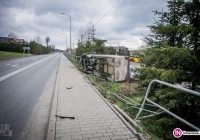 Groźnie wyglądająca kolizja - uszkodzone auta, chodnik, barierki i ogrodzenie - zdjęcie główne