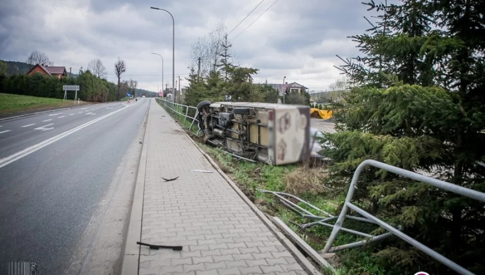 Groźnie wyglądająca kolizja - uszkodzone auta, chodnik, barierki i ogrodzenie - zdjęcie 1