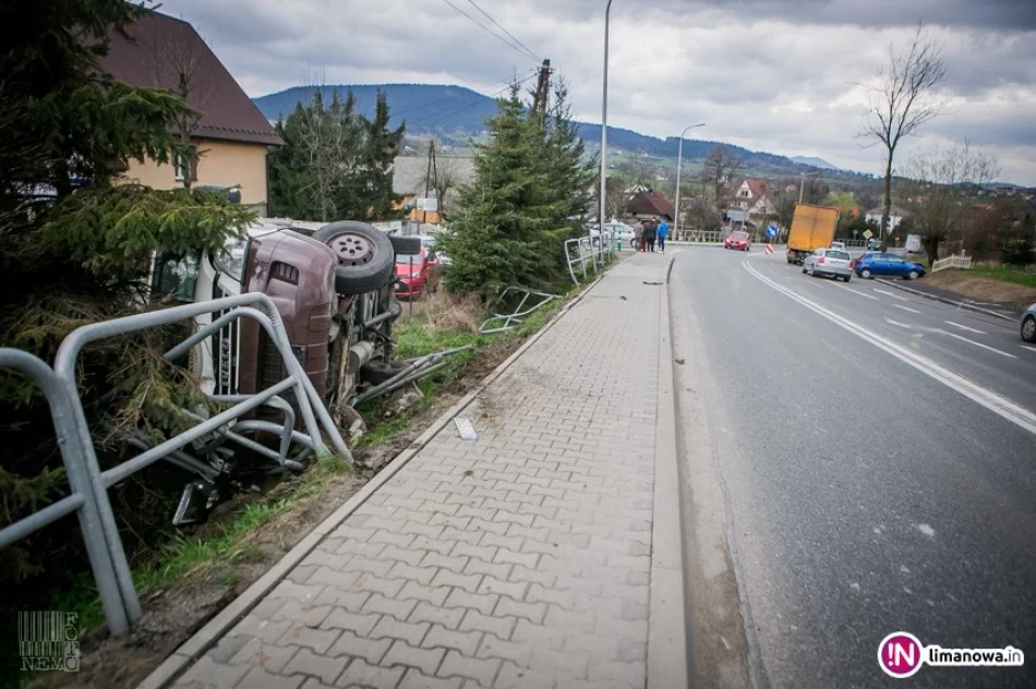 Groźnie wyglądająca kolizja - uszkodzone auta, chodnik, barierki i ogrodzenie - zdjęcie 2
