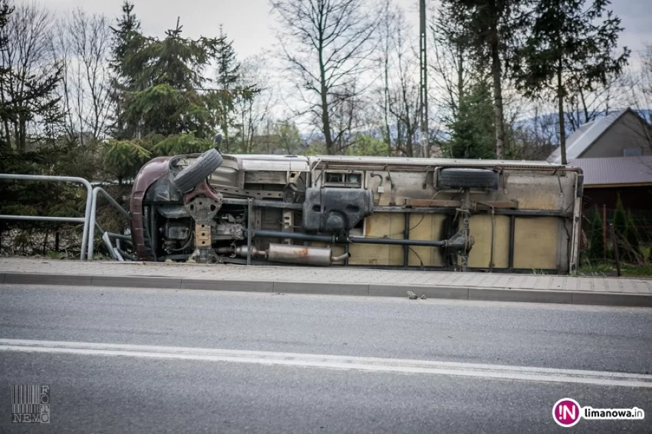 Groźnie wyglądająca kolizja - uszkodzone auta, chodnik, barierki i ogrodzenie - zdjęcie 3