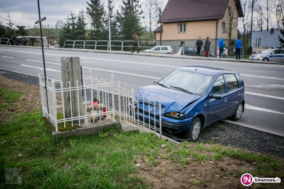Groźnie wyglądająca kolizja - uszkodzone auta, chodnik, barierki i ogrodzenie - zdjęcie 4