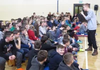 Freestyle'owy koncert i warsztaty z raperem MIKSEREM  w SP Nr 1 w Starej Wsi - zdjęcie główne