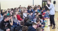 Freestyle'owy koncert i warsztaty z raperem MIKSEREM  w SP Nr 1 w Starej Wsi - zdjęcie 2