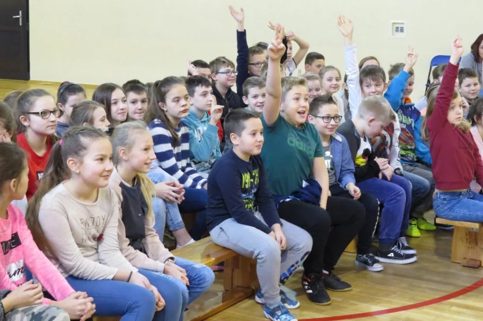 Freestyle'owy koncert i warsztaty z raperem MIKSEREM  w SP Nr 1 w Starej Wsi - zdjęcie 3