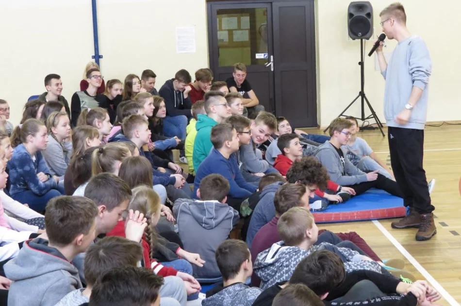 Freestyle'owy koncert i warsztaty z raperem MIKSEREM  w SP Nr 1 w Starej Wsi - zdjęcie 4