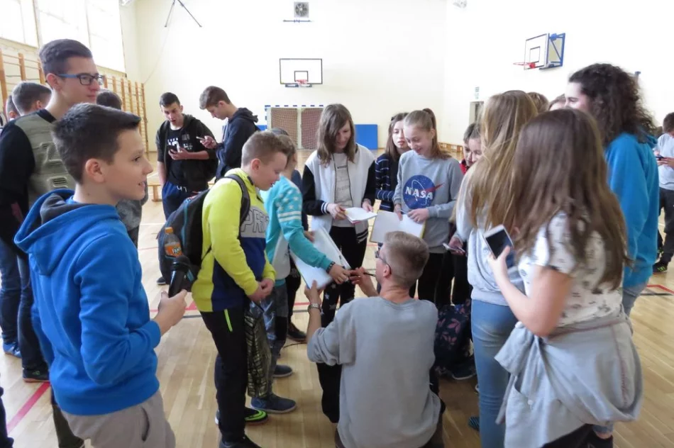 Freestyle'owy koncert i warsztaty z raperem MIKSEREM  w SP Nr 1 w Starej Wsi - zdjęcie 5