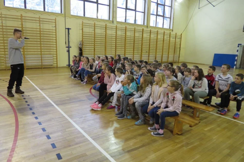 Freestyle'owy koncert i warsztaty z raperem MIKSEREM  w SP Nr 1 w Starej Wsi - zdjęcie 6
