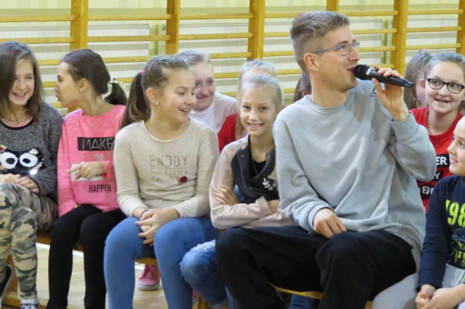 Freestyle'owy koncert i warsztaty z raperem MIKSEREM  w SP Nr 1 w Starej Wsi - zdjęcie 8