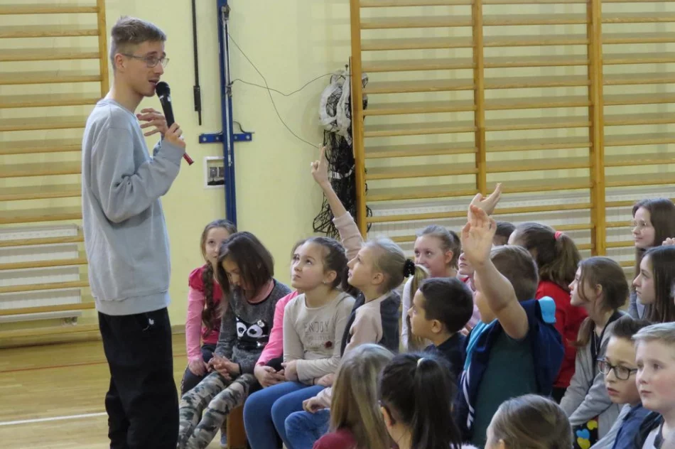 Freestyle'owy koncert i warsztaty z raperem MIKSEREM  w SP Nr 1 w Starej Wsi - zdjęcie 9