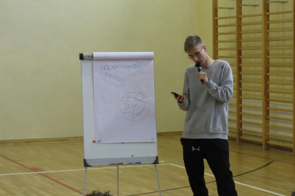 Freestyle'owy koncert i warsztaty z raperem MIKSEREM  w SP Nr 1 w Starej Wsi - zdjęcie 11