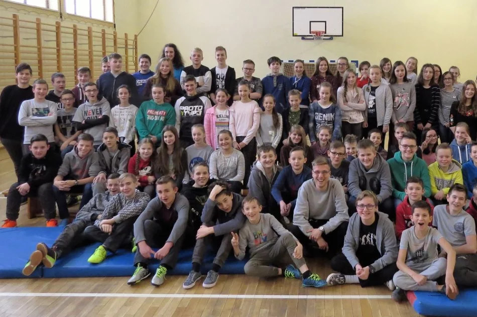 Freestyle'owy koncert i warsztaty z raperem MIKSEREM  w SP Nr 1 w Starej Wsi - zdjęcie 12