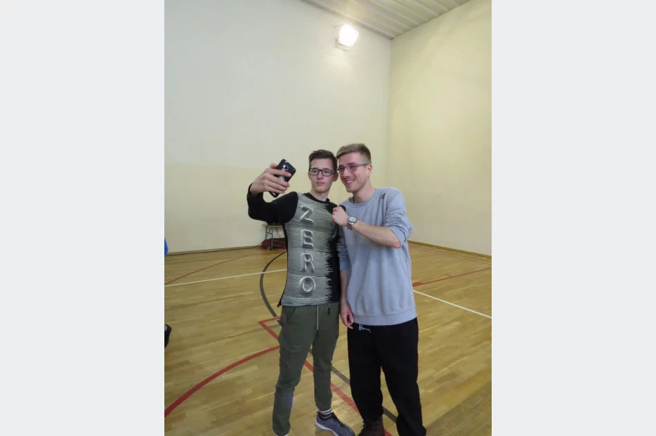 Freestyle'owy koncert i warsztaty z raperem MIKSEREM  w SP Nr 1 w Starej Wsi - zdjęcie 13