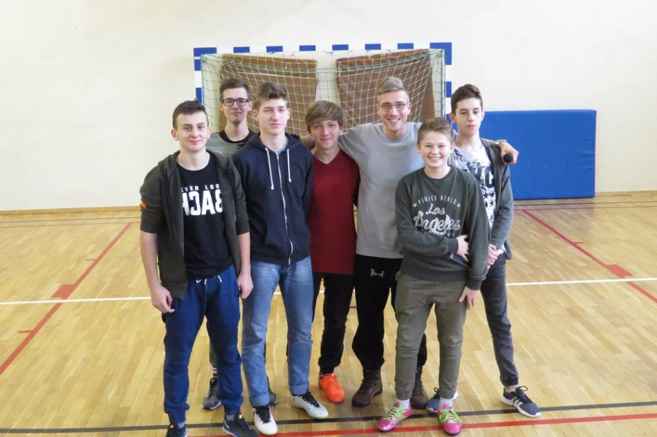 Freestyle'owy koncert i warsztaty z raperem MIKSEREM  w SP Nr 1 w Starej Wsi - zdjęcie 14