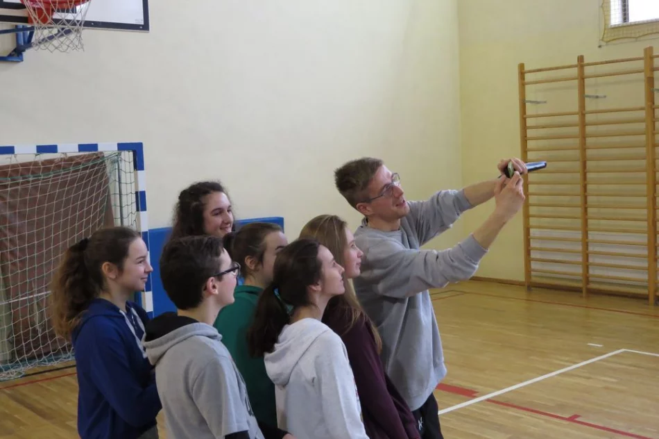 Freestyle'owy koncert i warsztaty z raperem MIKSEREM  w SP Nr 1 w Starej Wsi - zdjęcie 15