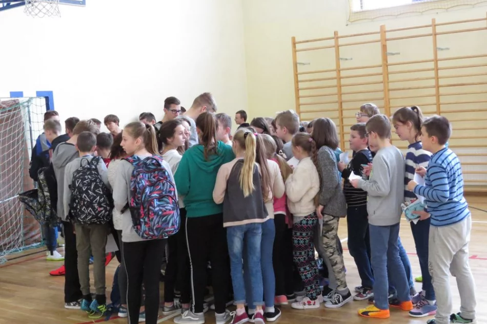 Freestyle'owy koncert i warsztaty z raperem MIKSEREM  w SP Nr 1 w Starej Wsi - zdjęcie 16