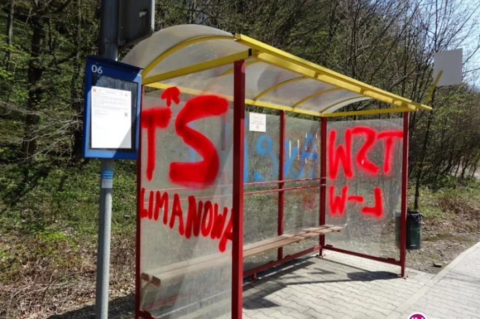 Pseudokibice zniszczyli wiaty przystankowe za 80 tys. zł - zdjęcie 2