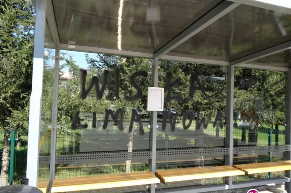 Pseudokibice zniszczyli wiaty przystankowe za 80 tys. zł - zdjęcie 4