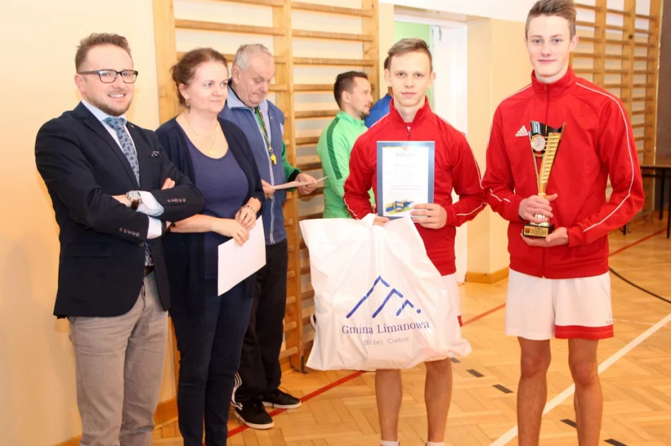 Chłopcy z Pisarzowej Mistrzami Gminy w piłce siatkowej  - zdjęcie 7