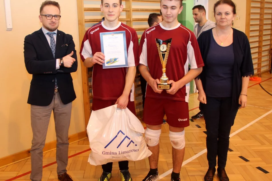 Chłopcy z Pisarzowej Mistrzami Gminy w piłce siatkowej  - zdjęcie 8