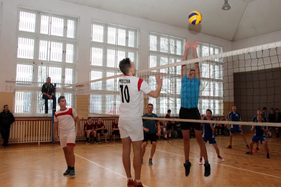 Chłopcy z Pisarzowej Mistrzami Gminy w piłce siatkowej  - zdjęcie 9