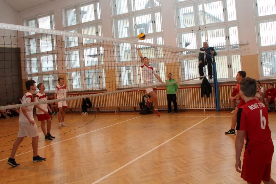 Chłopcy z Pisarzowej Mistrzami Gminy w piłce siatkowej  - zdjęcie 14