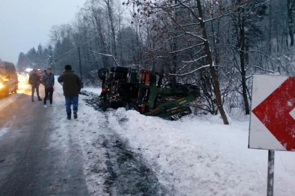 Zderzenie Porsche z ciężarówką. Do szpitala trafiło dziecko - zdjęcie 4