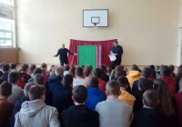 ​Edukacyjny spektakl na szkolnej scenie - zdjęcie główne