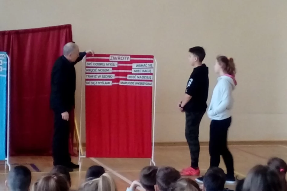 ​Edukacyjny spektakl na szkolnej scenie - zdjęcie 2