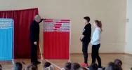 ​Edukacyjny spektakl na szkolnej scenie - zdjęcie 2