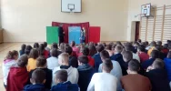 ​Edukacyjny spektakl na szkolnej scenie - zdjęcie 3