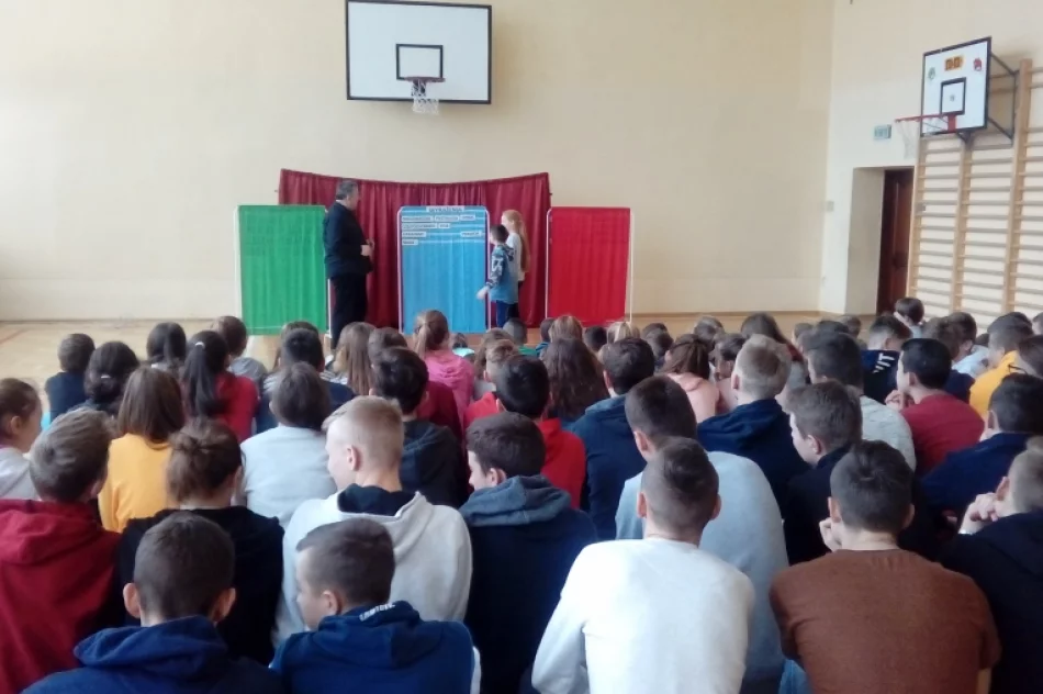 ​Edukacyjny spektakl na szkolnej scenie - zdjęcie 3
