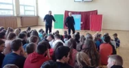 ​Edukacyjny spektakl na szkolnej scenie - zdjęcie 4