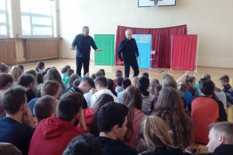 ​Edukacyjny spektakl na szkolnej scenie - zdjęcie 4
