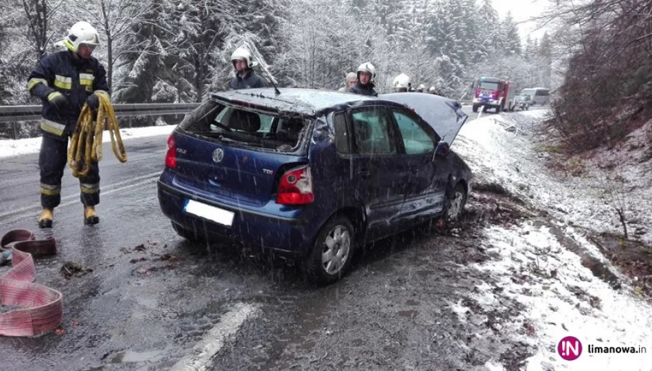 Volkswagen dachował w przydrożnym rowie - zdjęcie 1