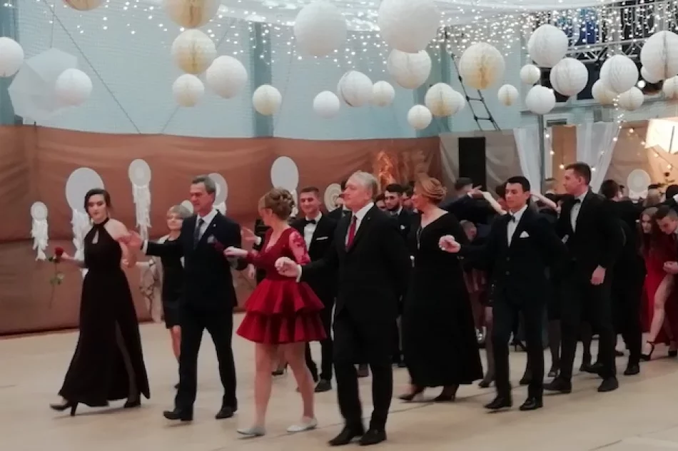 Studniówkowy bal w limanowskim "Ekonomie" - zdjęcie 3