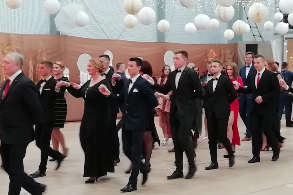 Studniówkowy bal w limanowskim "Ekonomie" - zdjęcie 4