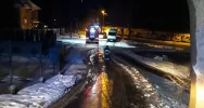 Dwie interwencje związane z silnym wiatrem. Drzewo spadło na dom - zdjęcie 2