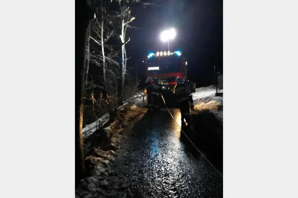 Dwie interwencje związane z silnym wiatrem. Drzewo spadło na dom - zdjęcie 5